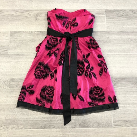 Pink/Black floral Le Chateau dress - Picture 3 of 3